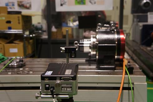レニショー製 XL-80 レーザー測定システム（手前）と XR20-W 回転軸割り出し角度測定装置（上の写真と同じ）