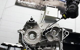 Kawasaki での三次元測定機のケーススタディ - 動作中の REVO