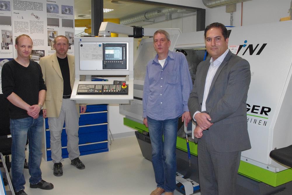 ブラウンシュワイクにある PTB の scientific machine design department 所属の Stephan Metschke 氏、Daniel Hagedorn 氏、および Heinz-Peter Heyne 氏とレニショーの Shahram Essam 氏