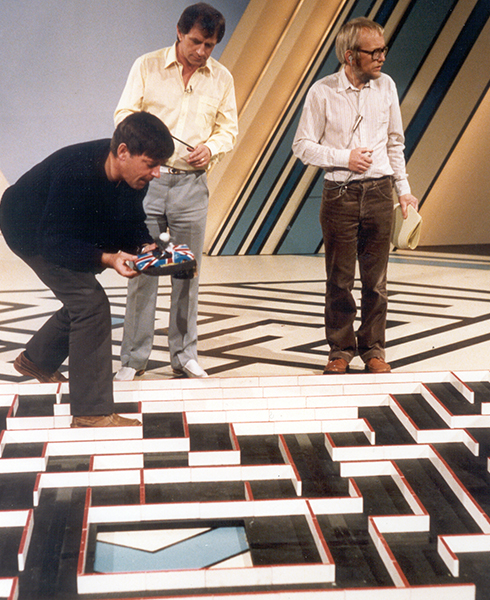 1983 年の Johnny Ball の「Think of a number」でマイクロマウスを披露する Alan Dibley 氏