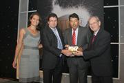 サー・デイヴィッド・マクマートリー（右端）が2010 年度 MWP 賞の最優秀研究開発プロジェクト賞を贈呈